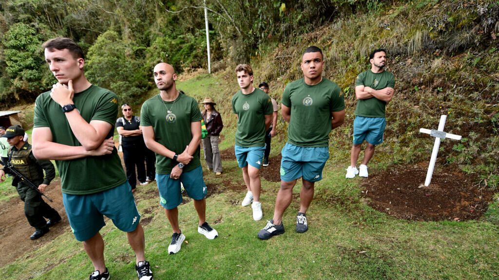 Chapecoense return to air-crash site to honor victims